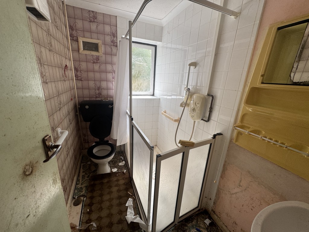 Lot: 118 - 	SEMI-DETACHED BUNGALOW FOR IMPROVEMENT - Shower room